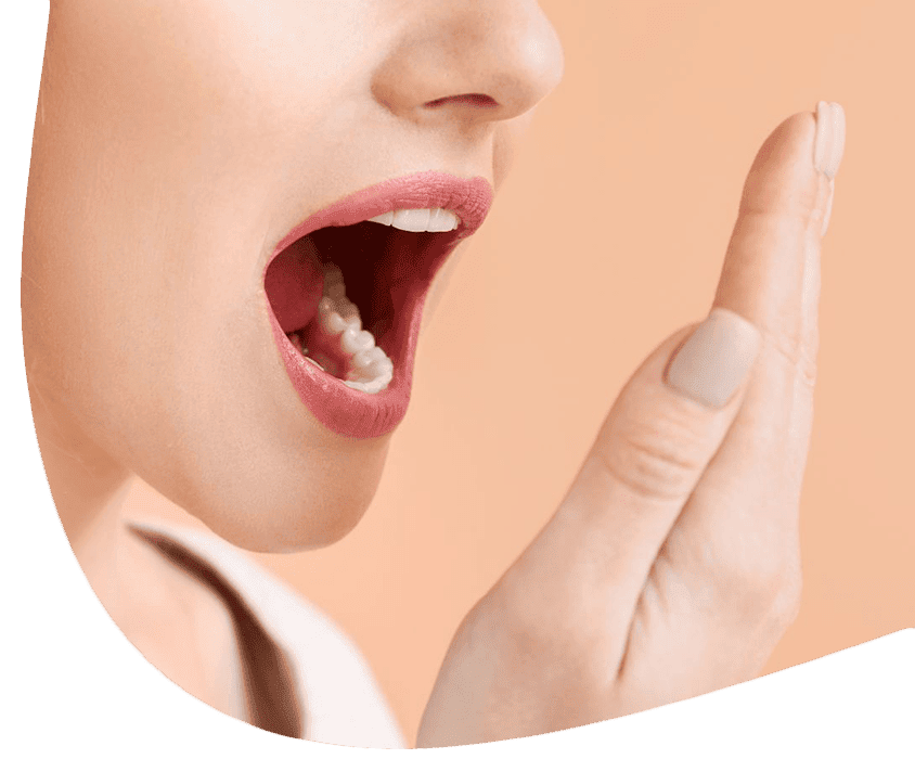 Žena otvára ústa a kontroluje si dýchanie.