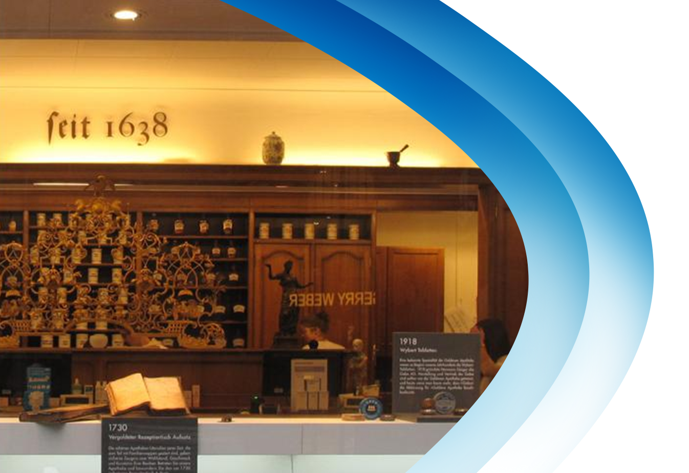 Interiér historického obchodu s nápisom "seit 1638" nad regálmi s rôznymi starožitnosťami a artefaktmi. 