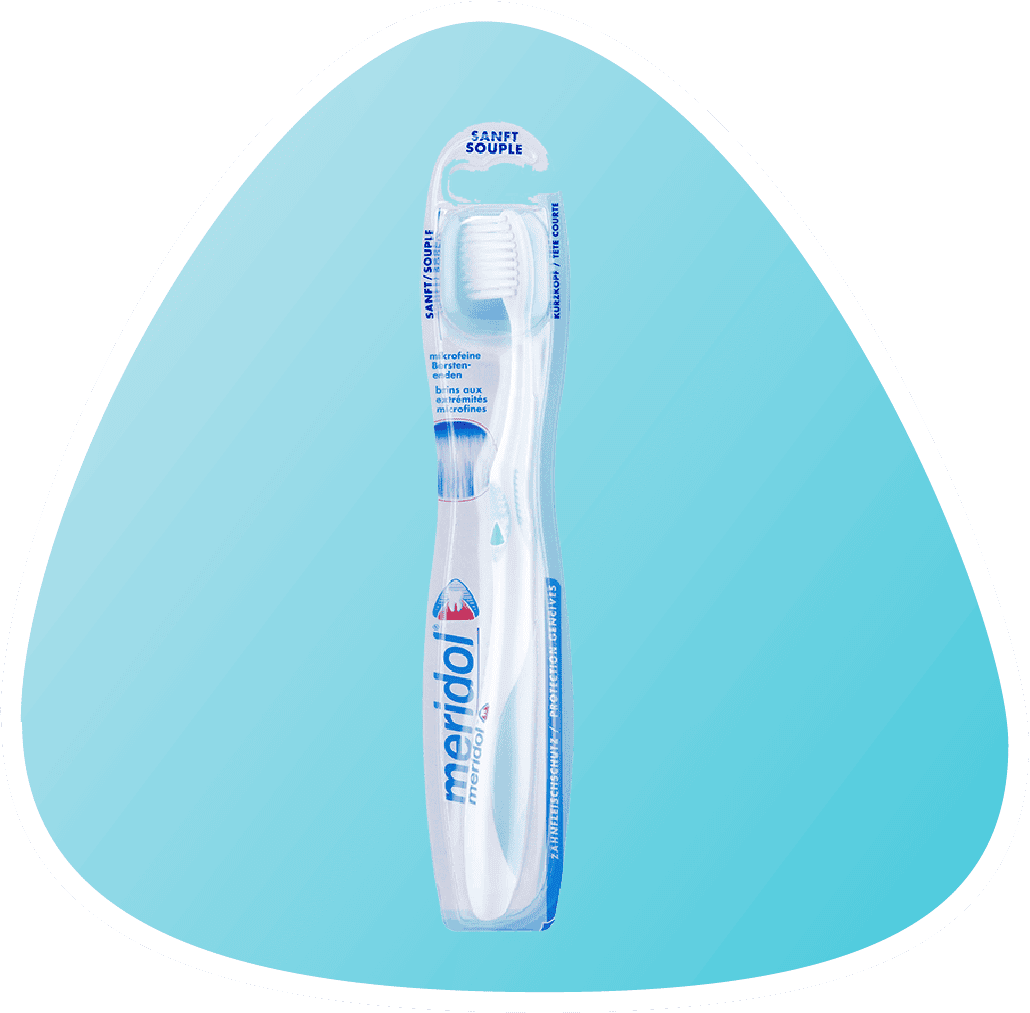 Zubná kefka meridol  s priehľadnou rukoväťou a modrými štetinami.