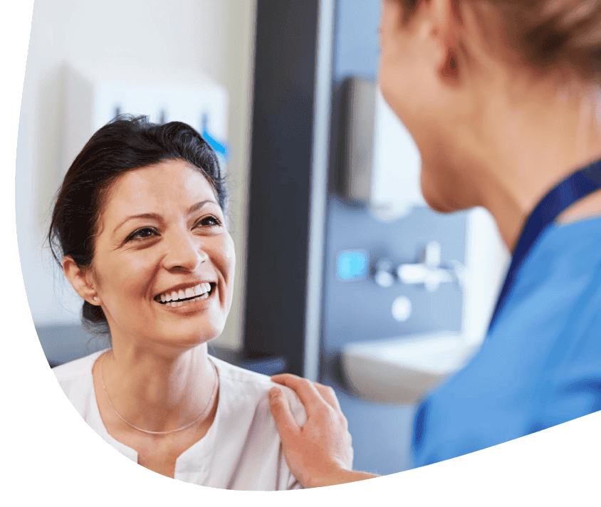 Usmiaty pacient sa rozpráva s odborným lekárom na klinike.